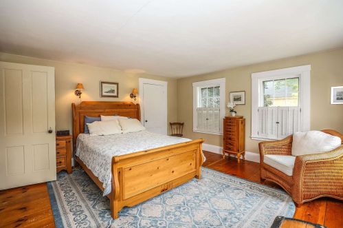 7 Carriage Rd, Amherst NH  03031-2933 exterior