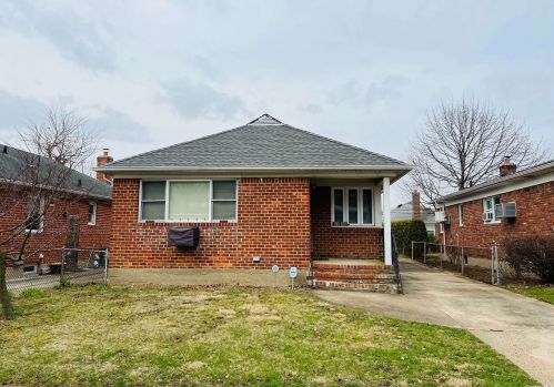 81-36 256th St, Floral Park, NY 11004-1207