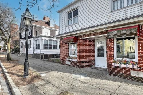 546 Main St, Warren RI  02885-4368 exterior