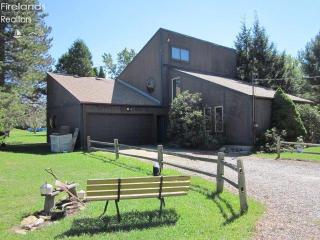 11220 Stanley Rd, Vermilion, OH 44089-9276