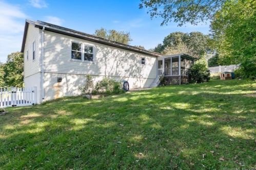 51 4th Ave, Waterford, CT 06385-1840