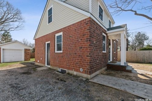 25 Seneca Dr, Brightwaters, NY 11718-1206