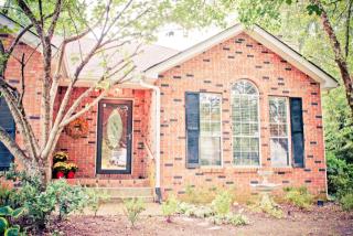 500 Pine View Ct, Hermitage, TN 37076-1752