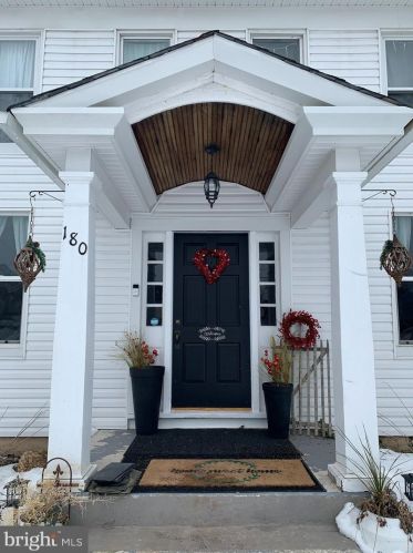180 Yoe Dr, Red Lion, PA 17356-9090