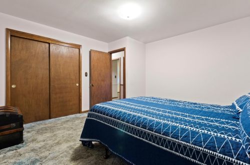 5830 Lakeview Dr, Greendale WI 53129-1937 exterior