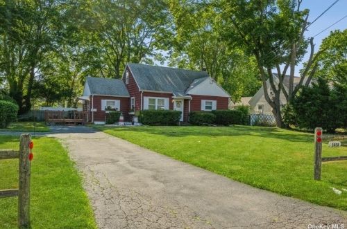 1456 Manatuck Blvd, Bayshore, NY 11706-3950