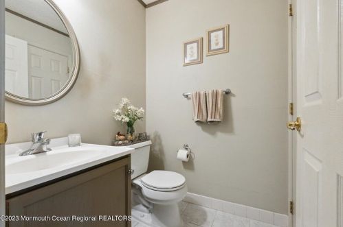 5 Phoenix Ct, Tinton Falls NJ 07712-7773 exterior