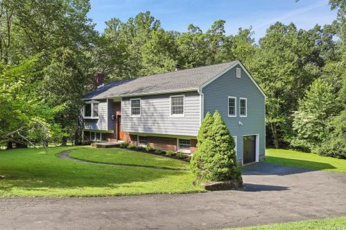 8 Charles St, Valhalla, NY 10595-1210