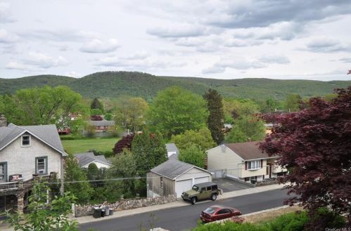 13 Oak Ave, Highland Falls NY  10928-1308 exterior