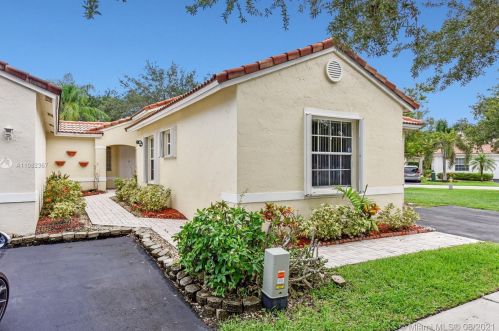 963 179th Ave, Hollywood, FL 33029-3165