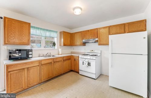 208 Buena Vista Dr, Kennett Sq PA  19348-4220 exterior