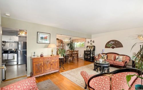 1727 Park Ave, New Hyde Park NY  11040-4057 exterior