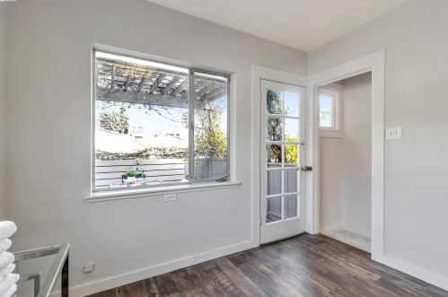 2800 Kingsland Ave, Oakland CA  94619-3325 exterior