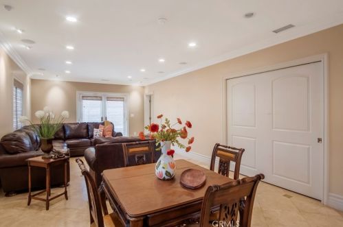 6635 Matilija Ave, Van Nuys CA 91402-5430 exterior