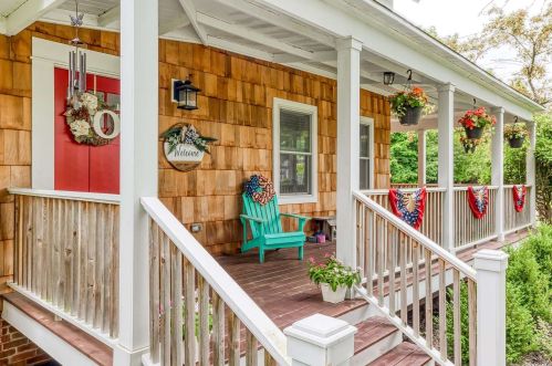 20 Wesley St, Center Moriches, NY 11934-3718