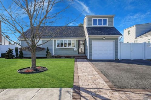 2 Thelma Pl, Deer Park, NY 11729-3419