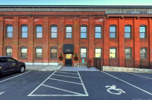 234 Main St, Middletown, CT 06457-3439