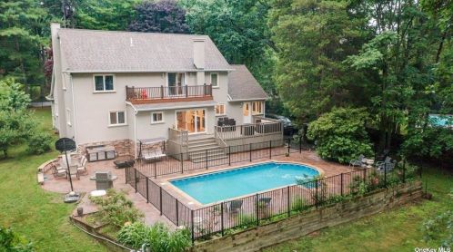 6 Red Maple Ln, Huntington Station, NY 11746-7723