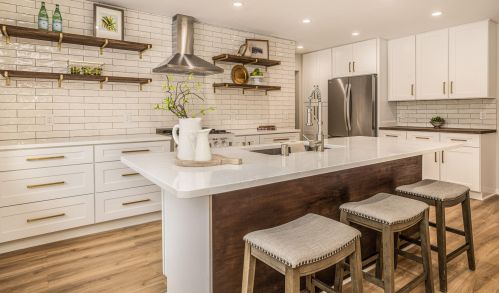 9062 Lake Dr, Milwaukee WI  53217-1974 exterior