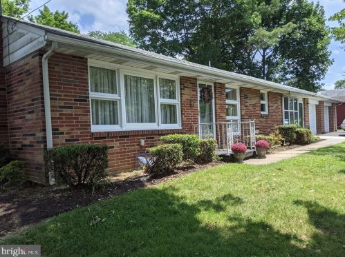 6 Carol Ln, West Enola, PA 17025-1806