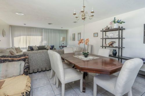 712 10th Ave, Hollywood FL  33019-1903 exterior