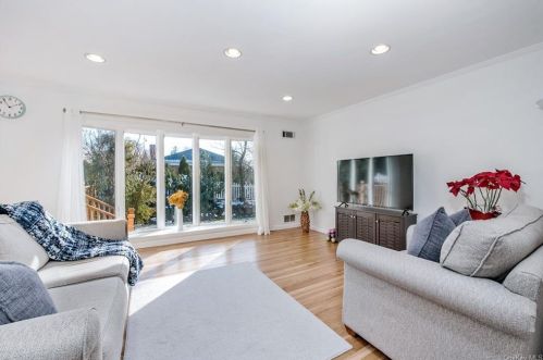 14 Sammis Ln, White Plains NY  10605-4631 exterior