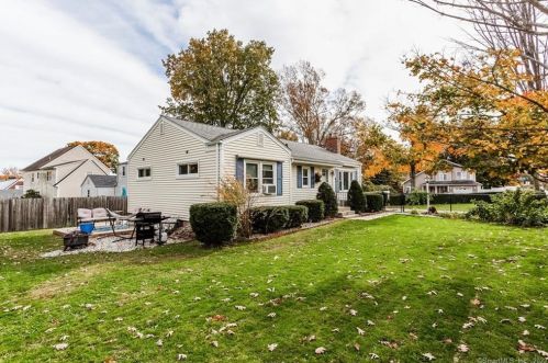 98 Ballfall Rd, Middletown CT  06457-2328 exterior