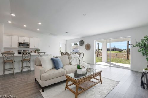 2210 5th Pl, Cape Coral FL  33993-4120 exterior