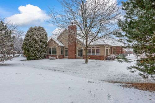 10829 Essex Dr, Thiensville, WI 53092-8534