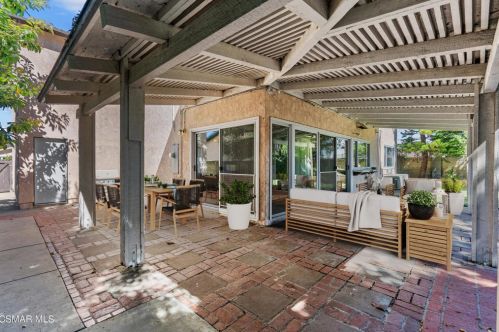 2396 Elmdale Ave, Simi Valley CA 93065-2509 exterior