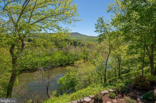 160 Manor Dr, Edinburg VA  22824-3579 exterior