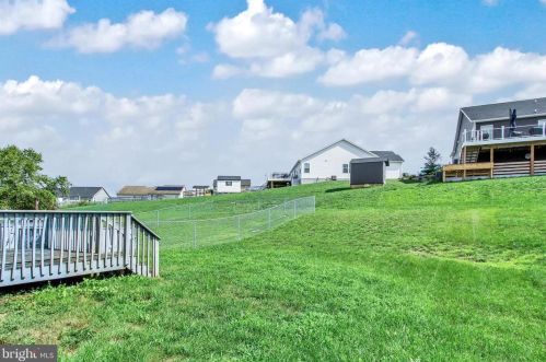 90 Hemlock Dr, Hanover PA  17331-9422 exterior