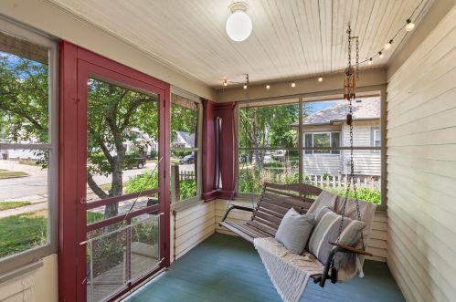 437 State St, Oconomowoc, WI 53066-3738