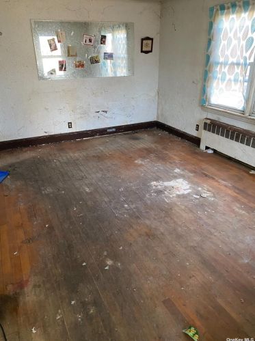 55 Bittermint St, Islip Manor, NY 11751-2801