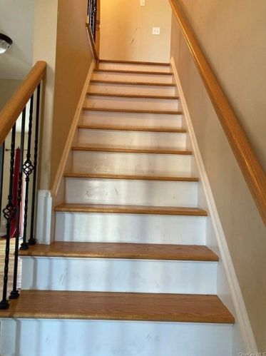 8 Summit Dr, Marlborough NY  12542-6408 exterior