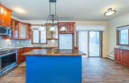 5 Round Hill Ter, Kinnelon NJ  07405-3217 exterior