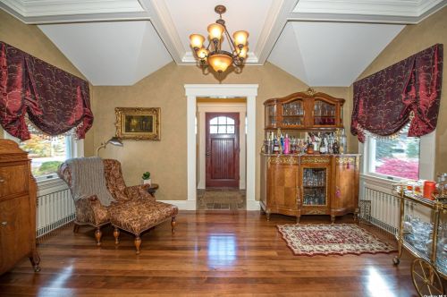 18 Wohseepee Dr, Brightwaters, NY 11718-1113