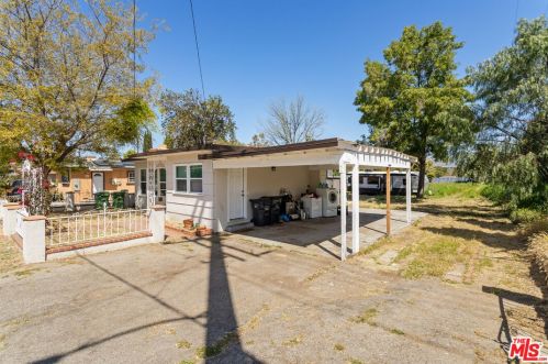 561 Royal Ave, Simi Valley CA  93065-4246 exterior