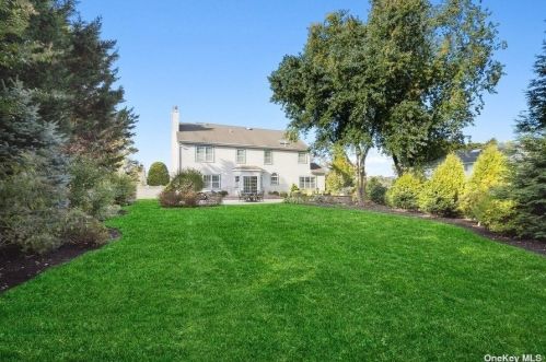 81 Stoothoff Rd, Elwood NY  11731-3917 exterior