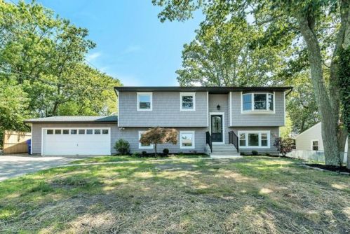 323 Wisteria Dr, Bricktown, NJ 08723-5934