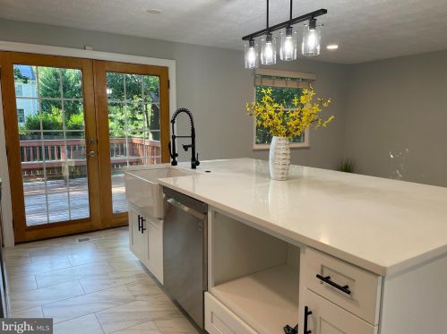 12822 Framingham Ct, Herndon VA  20171-2619 exterior