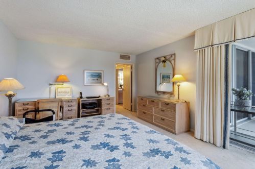 6885 Ocean Blvd, Boynton Beach, FL 33435-3343