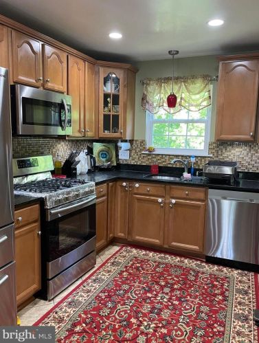 5616 Roundtree Dr, Woodbridge VA  22193-3707 exterior