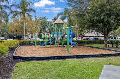 2005 Crestview Way, Naples FL  34119-3335 exterior