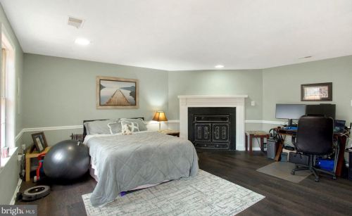 5666 Sutherland Ct, Springfield VA  22015-1850 exterior