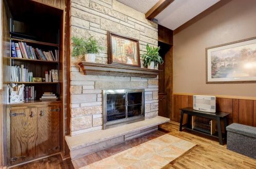 1800 Canary Ln, Waukesha, WI 53151-1542