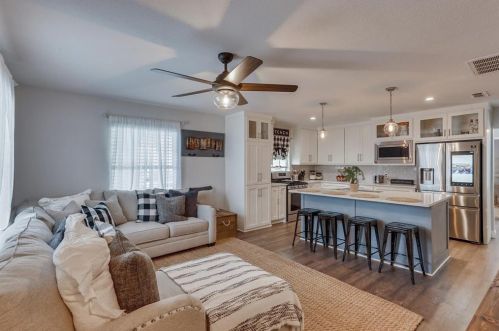 3731 Falls Dr, Dallas TX  75211-6124 exterior