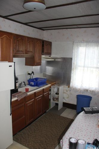 493 Middle Rd, Bay Port NY  11705-1907 exterior