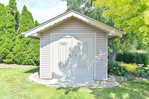 2490 Graylog Ln, Waukesha WI  53151-2924 exterior