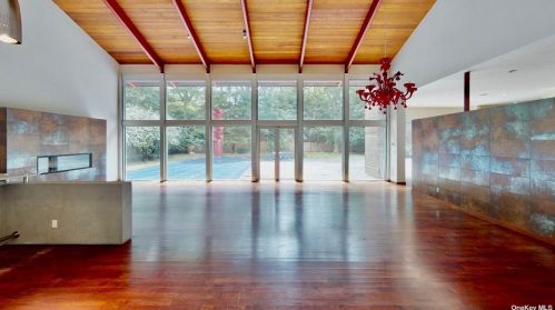 121 Montauk Hwy, East Hampton NY  11937-2802 exterior